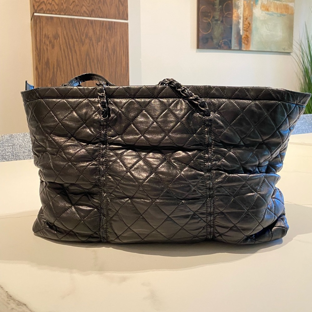 Black lamb skin use Chanel Tote Shoulder Bag with Zip. 💯 authentic guarantee